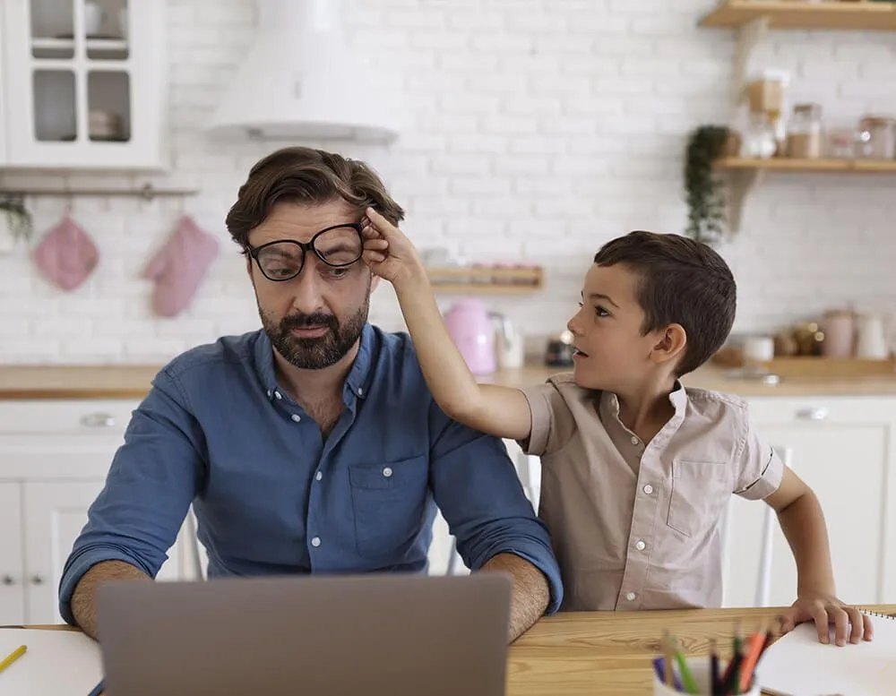 Papa qui travaille avec son enfant