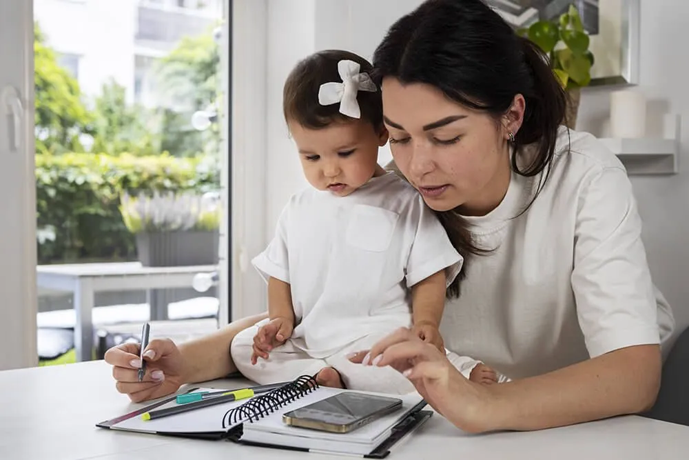 Femme qui calcule la place en micro-crèche de sa fille