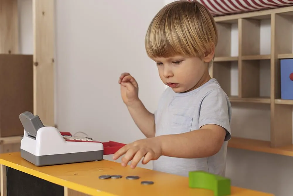 Enfant qui joue en crèche