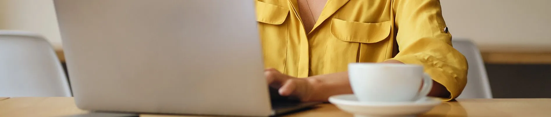 Femme qui rédige des livres blancs sur la parentalité en entreprise
