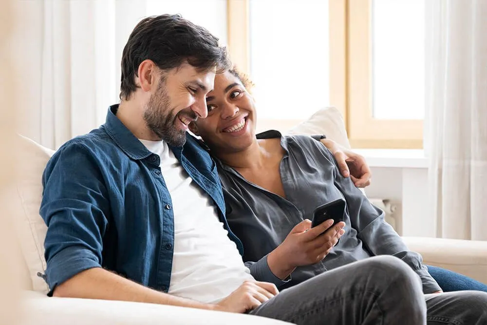 Couple heureux salaries parents avec avantages