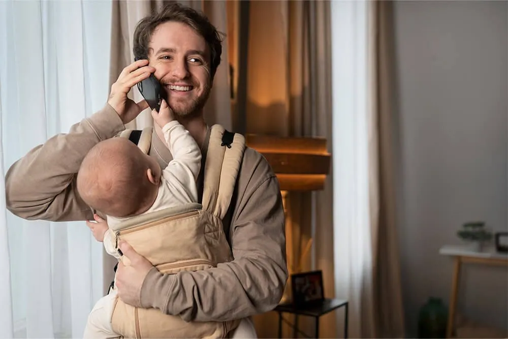 Jeune papa salarié au téléphone