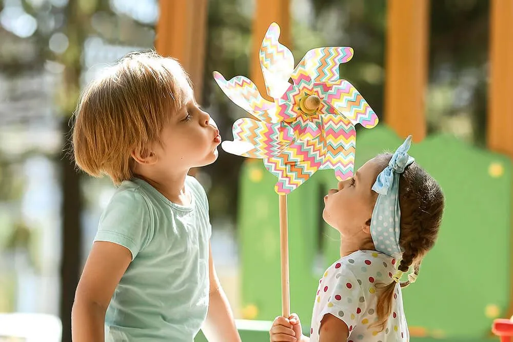 2 enfants qui jouent au parc