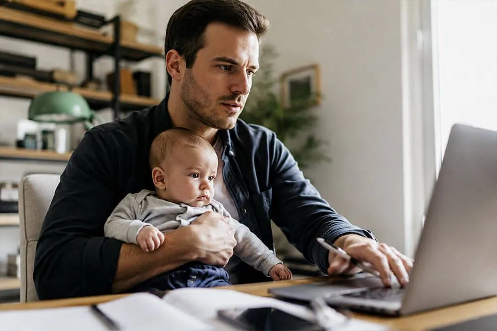 papa qui travaille avec son bebe